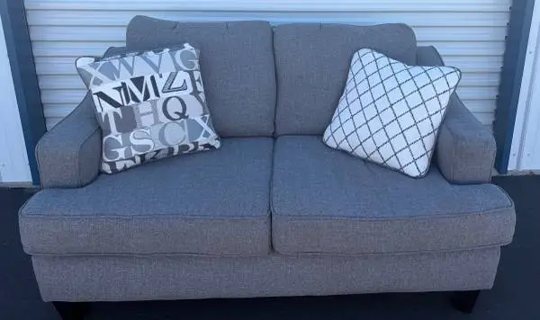 Gray Upholstered 5 Couch/Loveseat w/2 Accent Pillows; Excellent Cond.