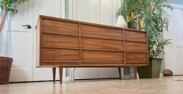 ►Dresser Mid Century Modern 9 Drawer Walnut from the Dresser 1960s