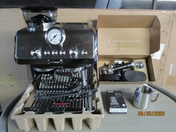 Delonghi Expresso Machine (NEW)