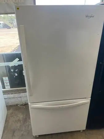 Whirlpool White bottom freezer refrigerator 33”wide
