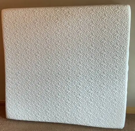 King Mattress: Beautiful, like-new Tempur-Pedic Cloud Luxe Breeze