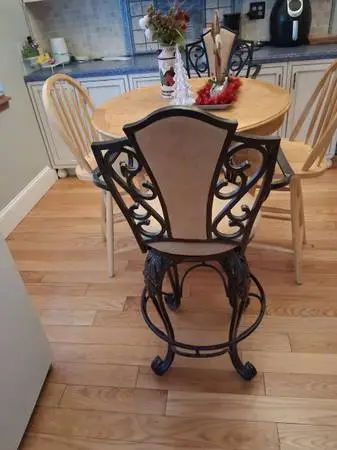 2 metal bar stools