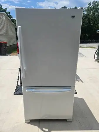 Maytag fridge freezer on bottom plugged up working  read ad