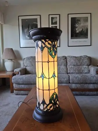 403283 Tiffany Style Table Lamp Made Approximately 2019.