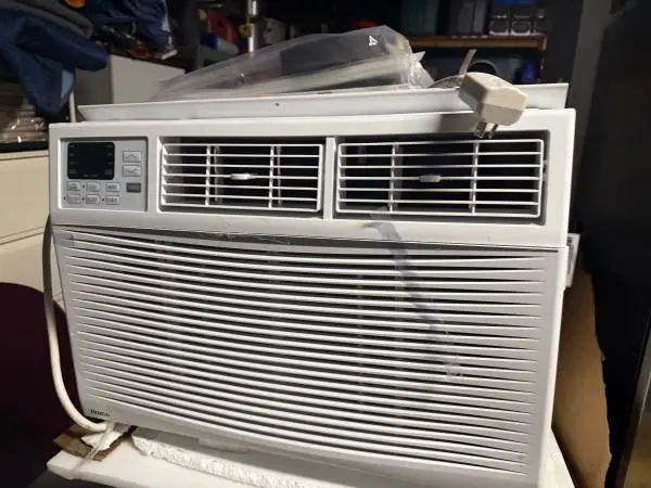 WINDOW AIR CONDITIONER / HEATING & DESHUMIDIFICADOR/24,000 BTU