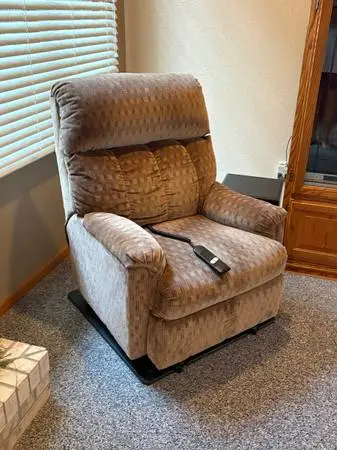 Recliner 3 way lift chair Sylvania twp.