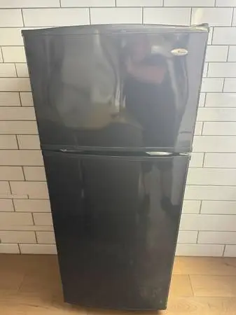 Amana 28” Wide Black Refrigerator - Top Freezer w/ ice maker