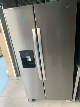 Refrigerator by whirlpool 2025/2026 Like New Condition