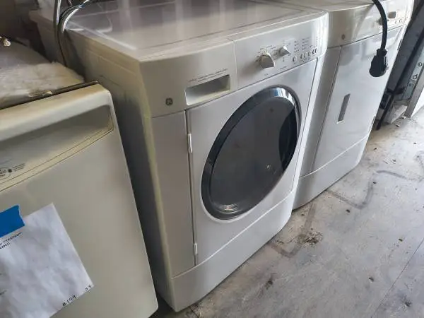 White GE 3.5 Cu. Ft. Frontload Washer Model #WSSH300G1WW Used