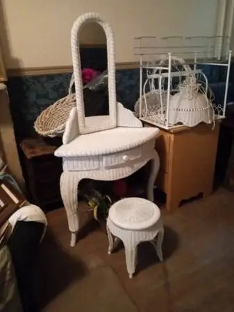 BEAUTIFUL WICKER CORNER DESK