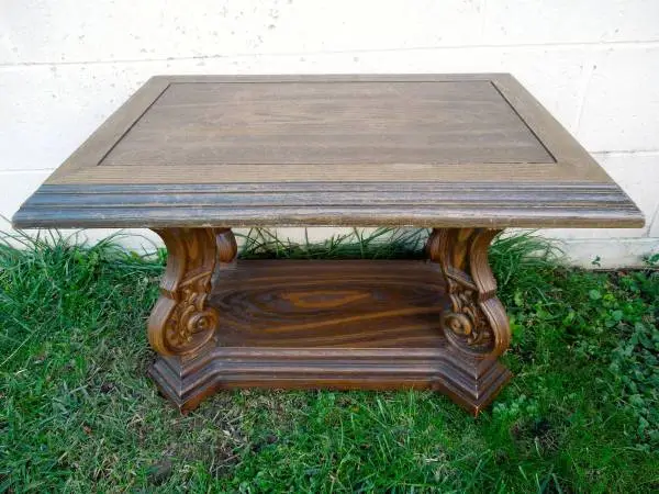 VINTAGE MOLDED PLASTIC ENTERTAINMENT / DISPLAY TABLE