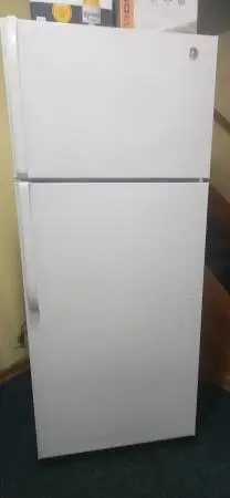 BRAND NEW GE TOP FREEZER REFRIGERATOR PERFECT CONDITION 2025 MODEL....