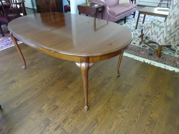 Queen Anne style Dining Table + 2 extensions & tabletop pads