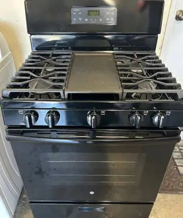 Black GE 5 Burners Gas Stove 30” Width