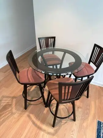 36 Round Pub Table & 4 Swivel Stools