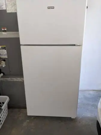 Brand new Hotpoints 15.6-cu ft Top-Freezer Refrigerator (White)