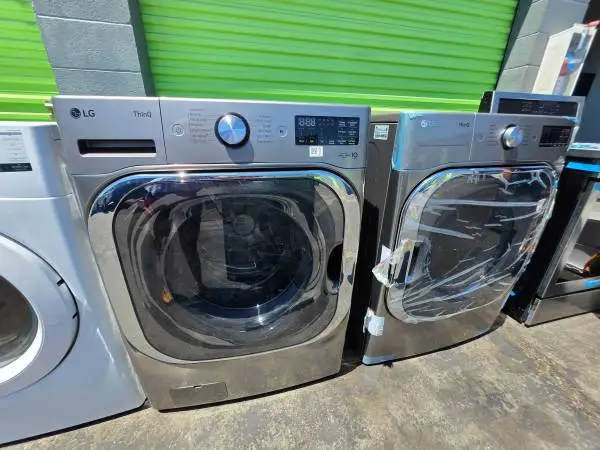 New ! Lg turbo wash Steam smart grid  washer 5.3 cu ft and gas dryer