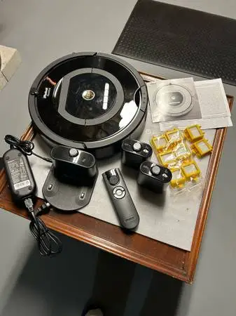 iRobot Roomba 700 . Good condition with accesories .