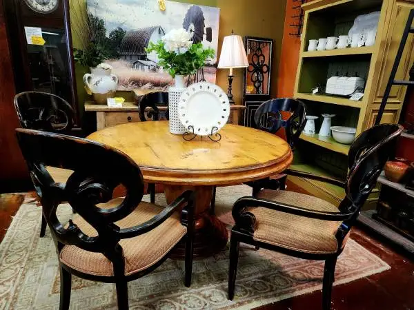 Woodland Country French Pedestal Table w/5 Chairs-54W