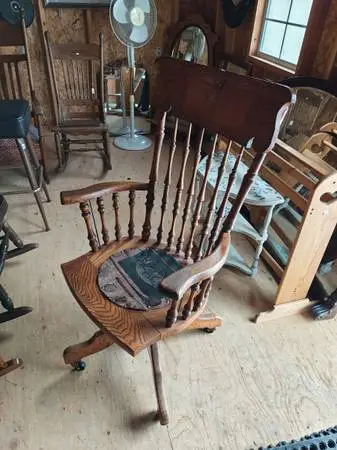 Beautiful Vintage Oak Office Chair