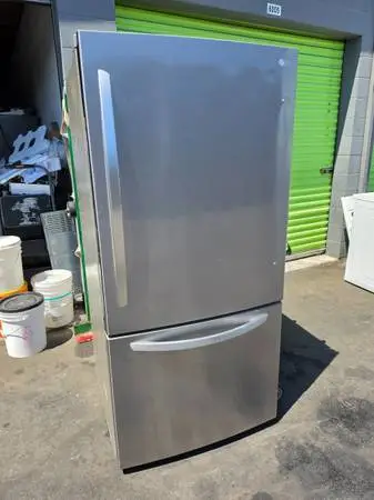 Lg 33 stainless steel bottom refrigerator ice maker