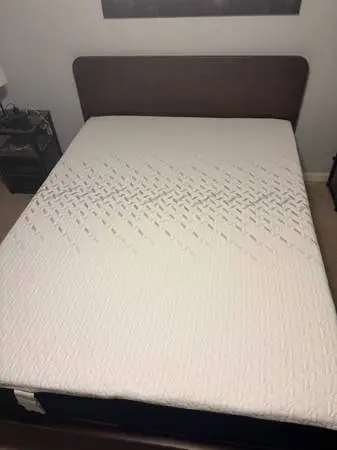 Nectar queen mattress classic. Like new Topper included!