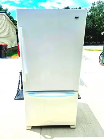 Maytag fridge freezer on bottom plugged up working read ad