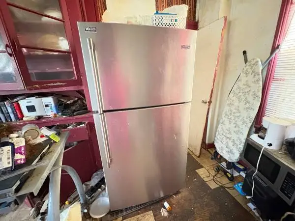 Maytag 33 Top Freezer Refrigerator – Good Working Condition
