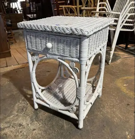 White wicker 1 drawer end or night stand