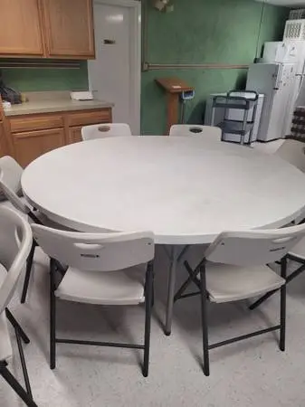 😇😇ROUND 6 FOLDING TABLES, free Tablecloths included