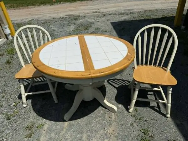 Kitchen table and chairs 42 x 42 x 29 1/2 tall