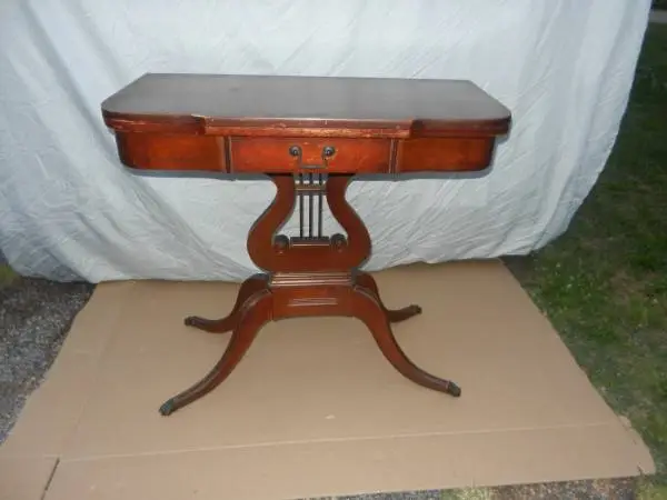 ANTIQUE FEDERAL -STYLE MAHOGANY HARP FOLDING TABLE