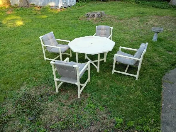 Outdoor Patio Set: Table and 4 Chairs.