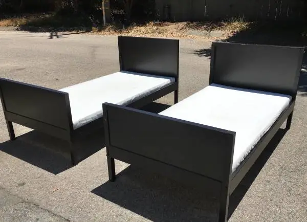 •••••(2) Twin Beds With Mattresses •••••