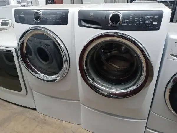 ★Electrolux front load washer and dryer set on pedestals