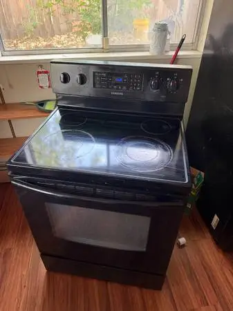 Excellent condition black Samsung oven (4 burner) - can deliver