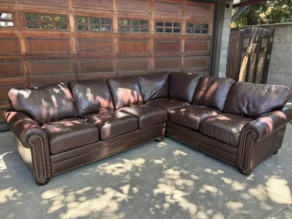 SECTIONAL LEATHER COUCH