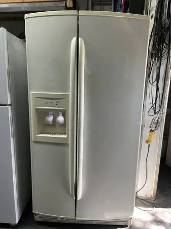 GOOD CONDITION KENMORE SIDE BY  SIDE  FRIDGE 26.0 CUFT