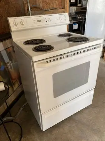 White GE Electric Stove 4 Coil Burners Model #JBP46GS1WW Used
