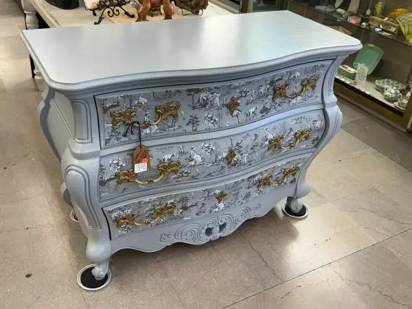 PRICE REDUCED FOE QUICK SALE- Vintage 1980s French Provincial/English Country M
