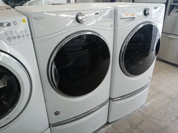 ★Whirlpool front load washer and dryer set on pedestals