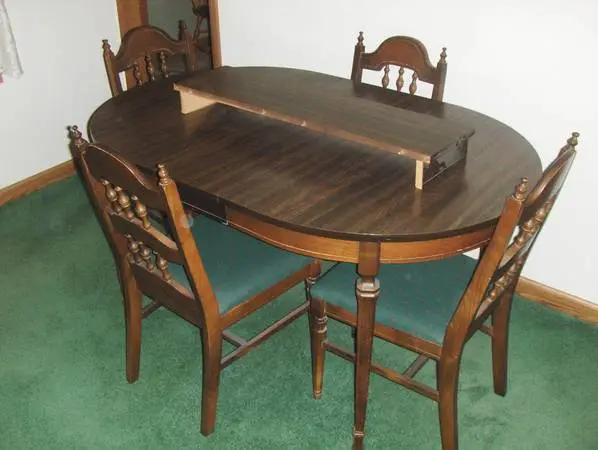 NICE 4 CHAIR DINING ROOM TABLE