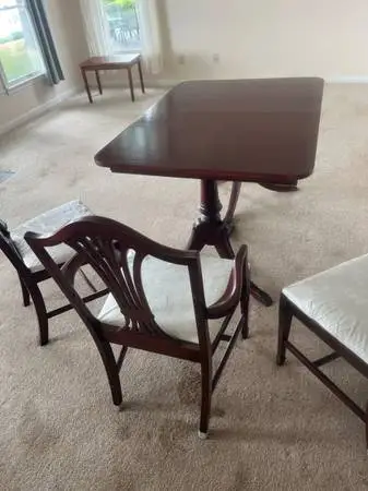 VINTAGE DINING ROOM SET. MAHOGANY