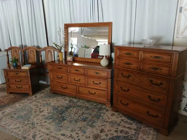Beautiful solid wood 5pc bedroom set by Drew Furniture,  queen or full