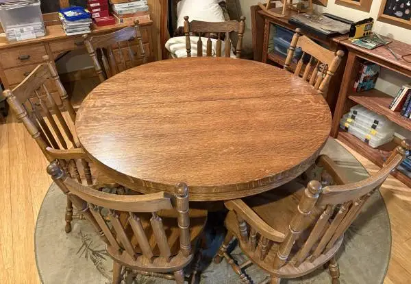 ANTIQUE ROUND OAK TABLE W/6 CHAIRS