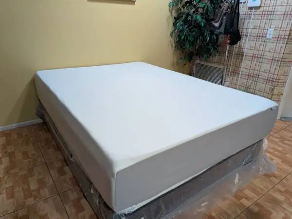 Amazon Basics 12 Queen Memory Foam Mattress - Excellent Condition. Free same-da