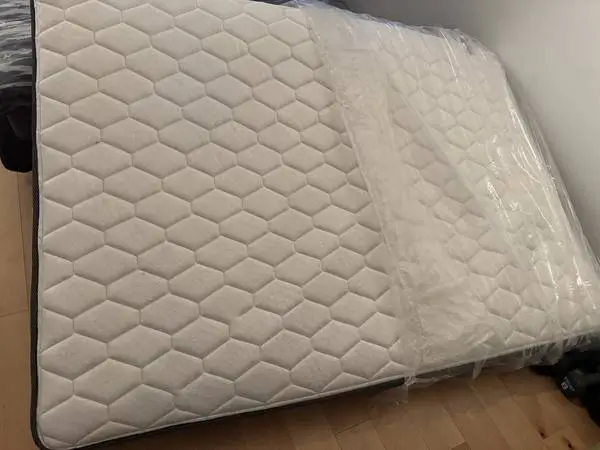 Like New: Top Quality Medium Firm FULL size mattress