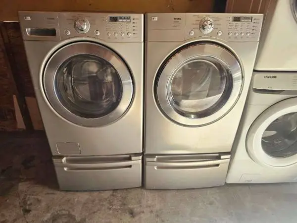 Washer and dryer set with pedestals