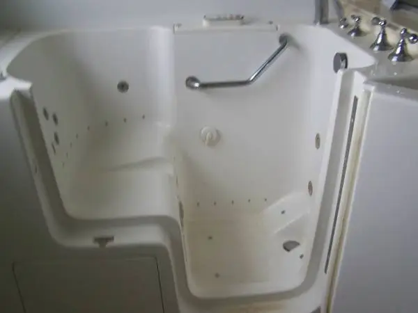Walk in bathtub