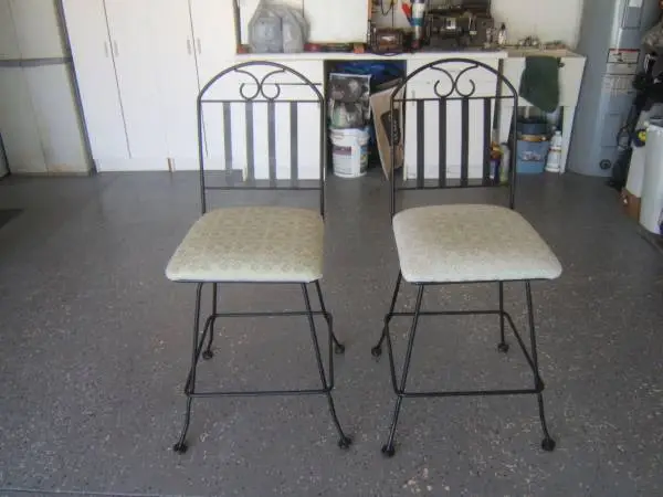 2 Swivel Bar Stool